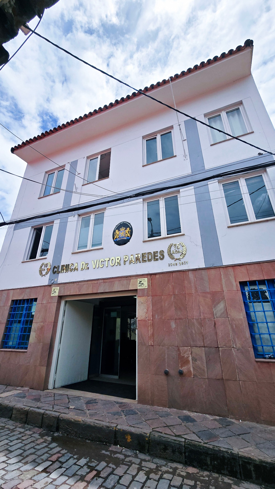 Exterior of Clínica Dr. Víctor Paredes in Cusco